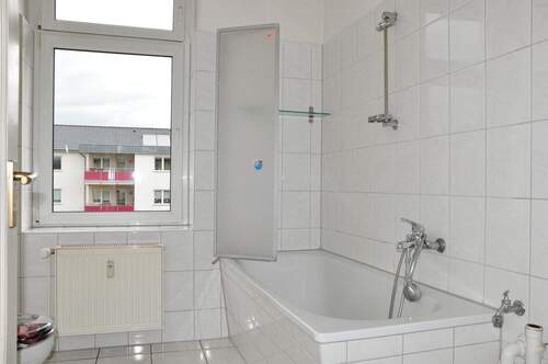 Bad mit Wanne - 