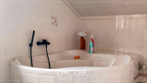 Eckbadewanne im Bad im Obergeschoss - 