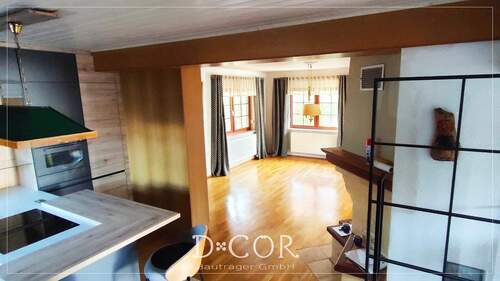 Blick von Treppe in Wohnzimmer und Küche - 