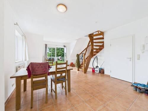 Wohnzimmer mit Balkon - 2 Zimmer Etagenwohnung in Seeth