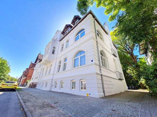 Seitenansicht / Zufahrt - 2 Zimmer Mehrfamilienhaus, Wohnhaus zum Kaufen in Salzwedel