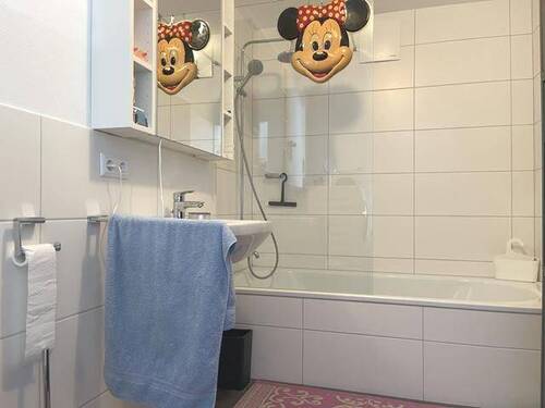 Badezimmer mit Badewanne und WC - 