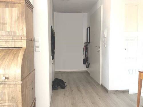 Diele mit Einbaugarderobe - 2 Zimmer Etagenwohnung in Singen