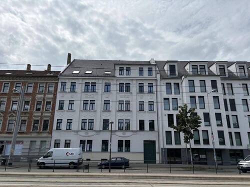 Hausansicht - Nähe Herzzentrum...Schicke DG-Wohnung mit Balkon und Laminat!