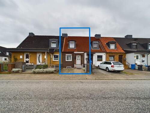 Ansicht Straße - Charmantes Reihenmittelhaus mit viel Potential