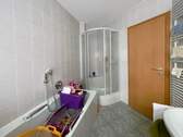 Wannenbad mit Dusche - 