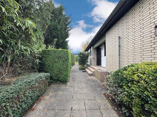 Zugang Haus - Bungalow mit 156,30 m&sup2; in Neuss zum Kaufen