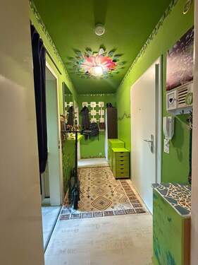 Heller Flur mit Dekor - 