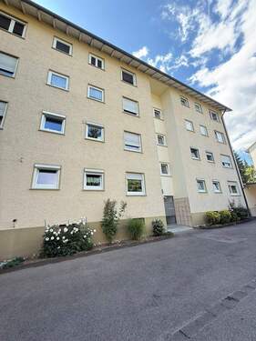 Wohngebäude Beethovenstraße - RESERVIERT Charmante 2-Zimmer-Wohnung in Singen mit Balkon mit Garage