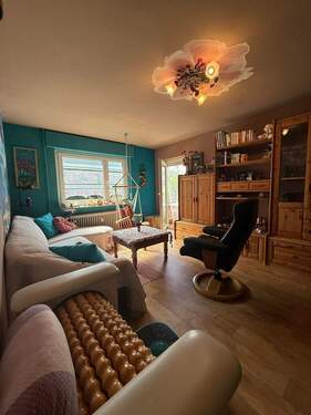 Helles Wohnzimmer mit Deko - 