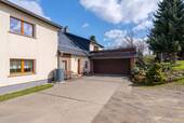 Hausansicht mit Garage - 