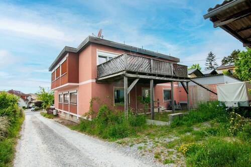 Gebäuderückseite mit Terrasse - 1 Zimmer Mehrfamilienhaus, Wohnhaus in Eisingen