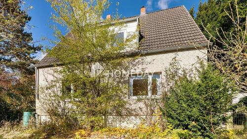 Außenansicht 1 - Geräumiges EFH mit 5 Zimmern, Keller, Garagen, Garten und viel Potenzial in ruhiger Lage