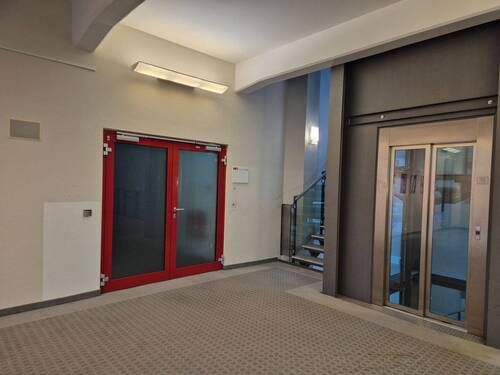 Zugang zur Mietfläche mit Aufzug - 