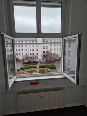 Blick in den Innenhof mit Brunnen - 