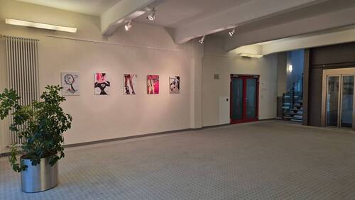 Eingang vom hellen Treppenhaus mit Galerie - 