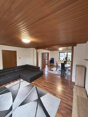 Wohnzimmer mit Blick ins Esszimmer - 