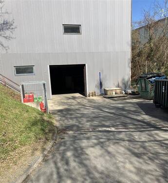 Einfahrt mit Rolltor - 2.250m ² zweckmäßige Lagerfläche