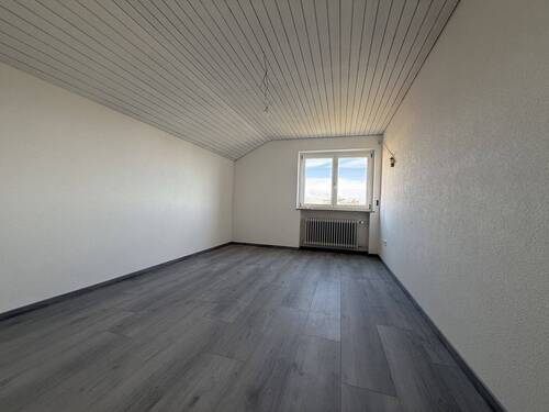 Wohnzimmer-Schlafzimmer - Etagenwohnung mit 100,00 m&sup2; in Unterkirnach zur Miete