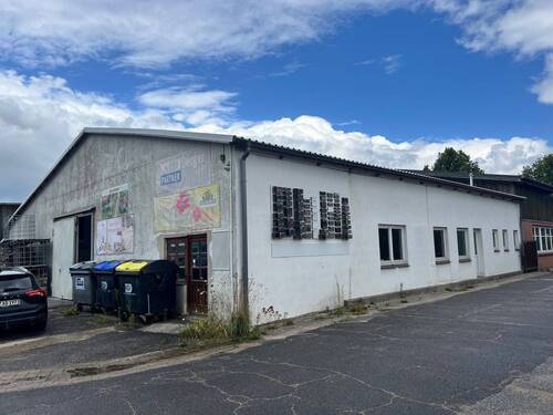 Halle neben Hauptgebäude - 