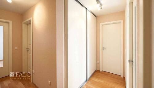 Flur mit Garderoben-Einbauschrank - 