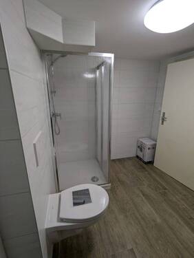 Badezimmer mit Dusche u. WC.jpg - 