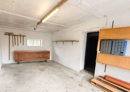 Garage mit KI eingerichtet - 