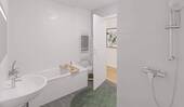 Modern gefliestes Badezimmer mit Badewanne - 