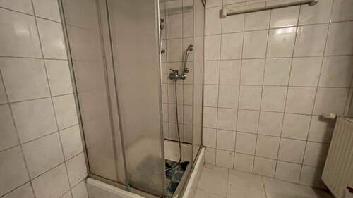 Bad mit Dusche - 