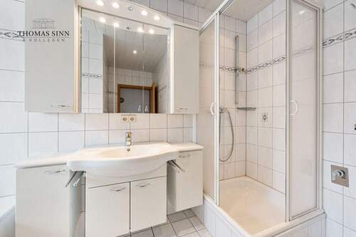 Tageslichtbad mit Dusche... - 