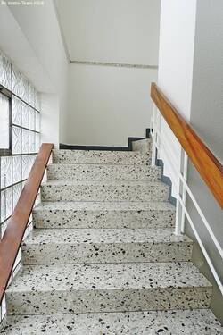 Treppenhaus ins 1.OG - Büro mit 178,00 m&sup2; in Tübingen zur Miete