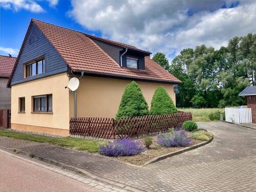 Hausansicht - Familienglück mit Blick ins Grüne - Gepflegtes Haus mit Garage und Balkon !