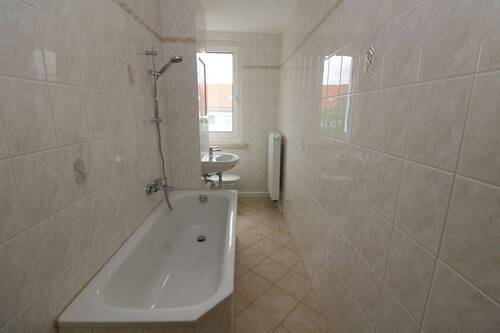 Beispiel bad mit Wanne - 3 Zimmer Etagenwohnung zur Miete in Freiberg