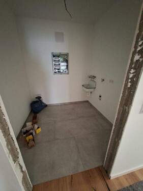 9. Hauswirtschaftsraum mit Schmutzbecken.jpg - 