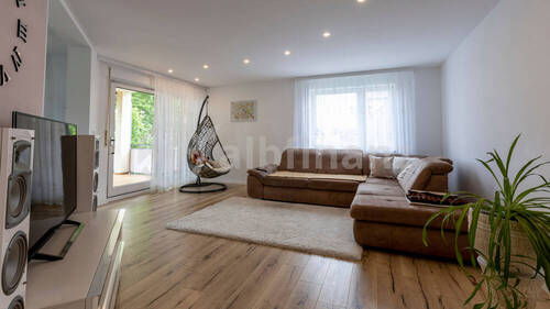 Wohnzimmer mit Balkonzugang - Raum für Leben und Arbeiten . Ihre moderne Wohnung mit zwei Balkonen und Garage