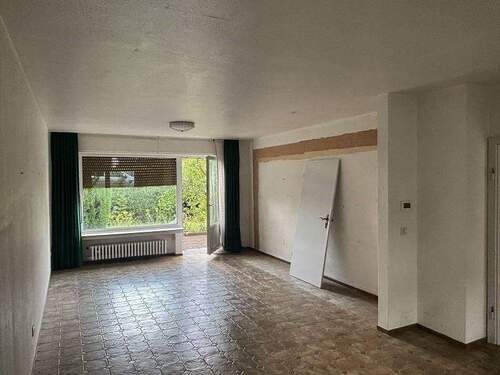 großzügiges Wohnzimmer - 