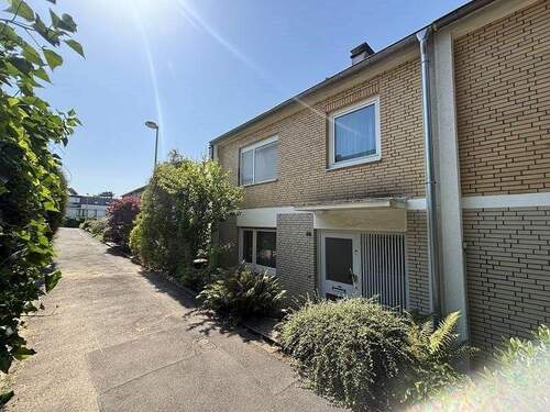 Vorderansicht - Einfamilien-Reiheneckhaus in elitärer Lage von Erkrath.