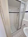 Badezimmer mit Duschkabine - 