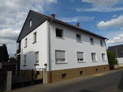 Hausansicht - Etagenwohnung mit 170,00 m&sup2; in Rosbach vor der Höhe zur Miete