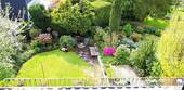 Blick in den Garten mit zwei Terrassen - 