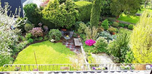 Blick in den Garten mit zwei Terrassen - 