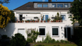 Hinteransicht - GROßZÜGIGES UND CHARMANTES ZWEIFAMILIENHAUS MIT ZUSÄTZLICHEM WORKSPACE - 287 m² Fläche