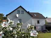 Vorderansicht - Großzügiges Einfamilienhaus mit Ausbaureserve und schönen Garten