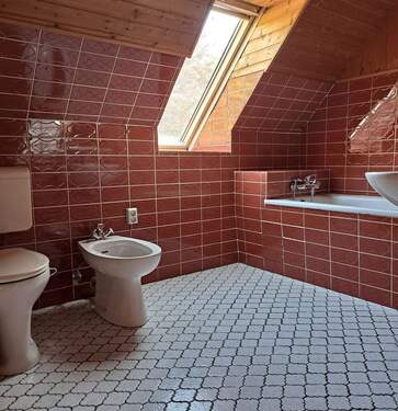 Bad OG mit Wanne und Bidet - 