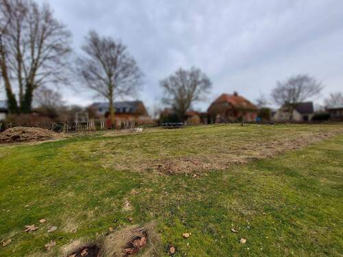 Bild 1 - Baugrundstück in gewachsener Nachbarschaft - mit vorliegender Baugenehmigung