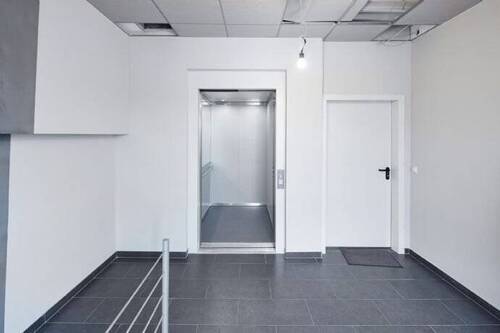 MODERNES TREPPENHAUS 1 MIT AUFZUG (1000kg) - 