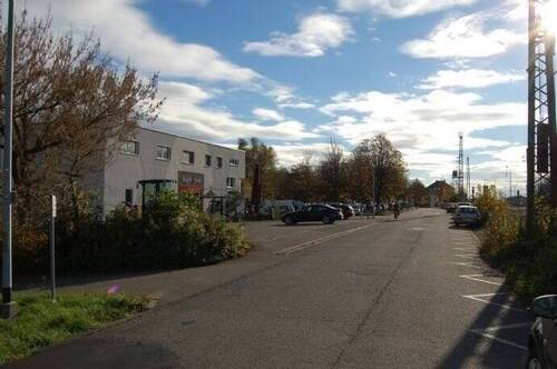 OBJEKT BEFINDET SICH LINK- IM HINTERGRUND: BAHNHOF - 