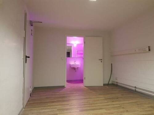 Büroraum mit Blick ins Bad mit DU + WB + WC - 1 Zimmer Büro in Müllheim