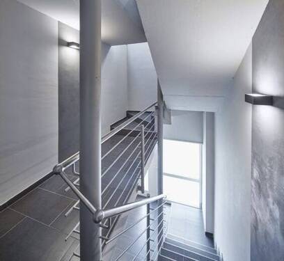 MODERNES TREPPENHAUS MIT AUFZUG (1000kg) - 