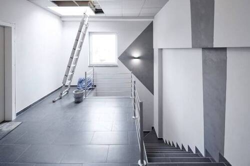 MODERNES TREPPENHAUS 1 MIT AUFZUG (1000kg) - 